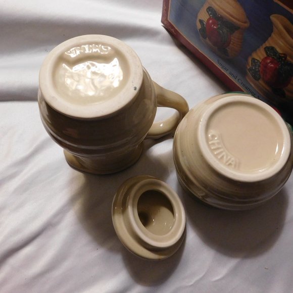 CRACKER BARREL APPLE DESIGN CREAMER AND SUGAR BOWL WITH LID - Picture 8 of 8